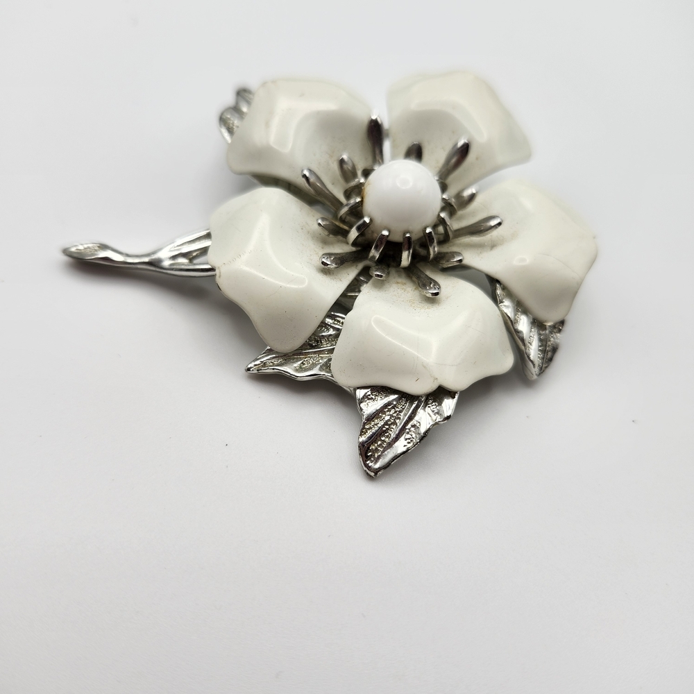 Vintage Sarah Coventry White and Silver Floral Brooch